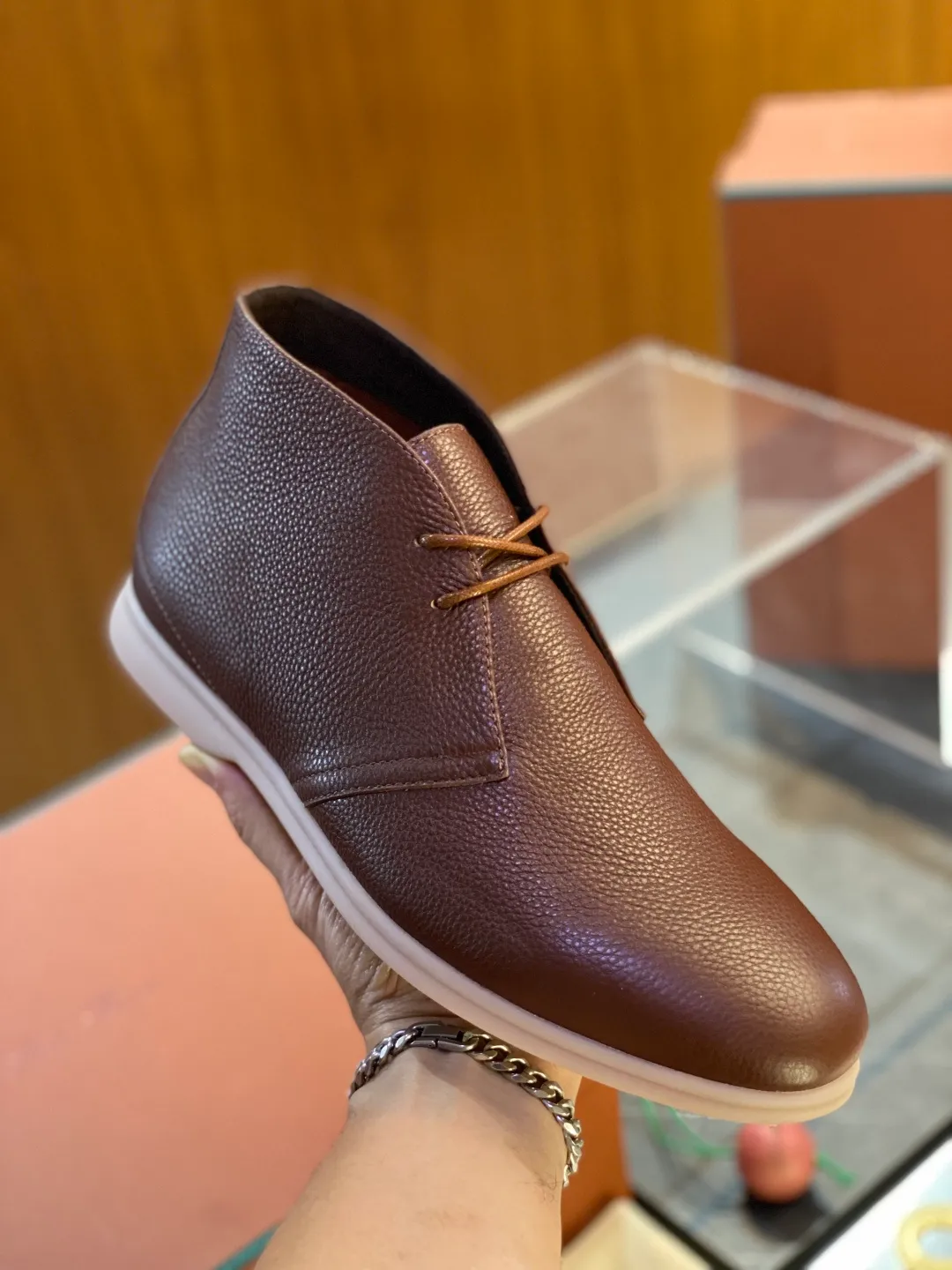 💰780 Loro Piana men's boots for autumn and winter ♞size; 39~46 The flexibility of first-layer cowhide returns to nature and feels the freedom and elegance in the city. A return to the original equestrian elegance aesthetics, Loro Piana is once again inspired by equestrianism this season, perfectly integrating freedom, elegance and functionality.